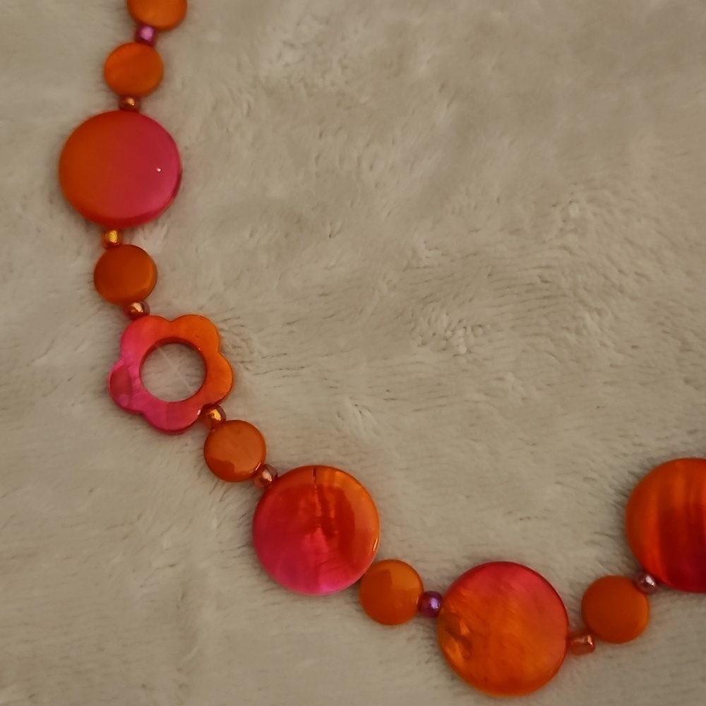 Vtg ES MOR 1980s Neon Hot Pink Circle Floral Shell Necklace and Earring Set - Picture 5 of 7